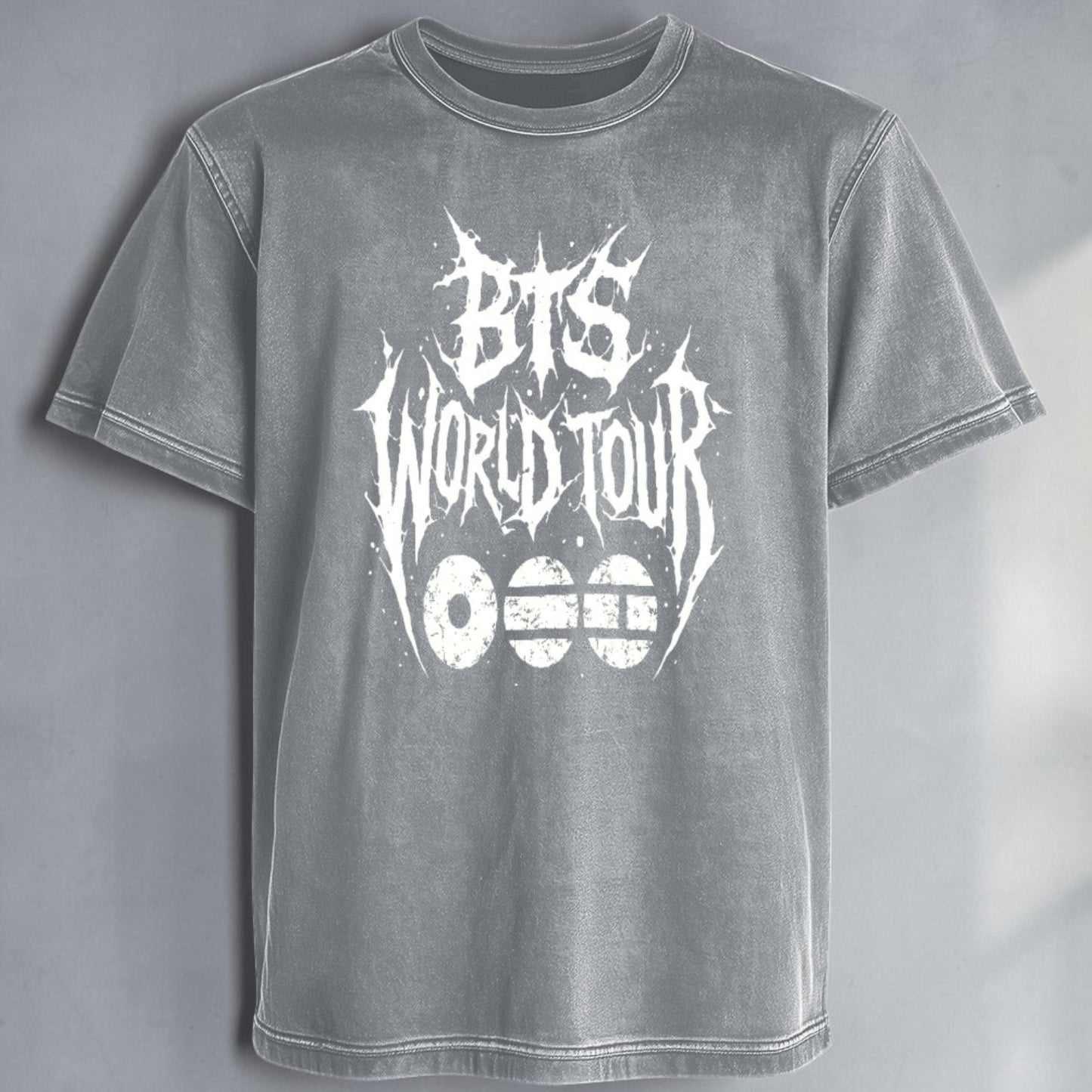 Polera Acid Wash BTS Arirang World Tour Tribal, detalle del estampado - Oh My Merch Chile