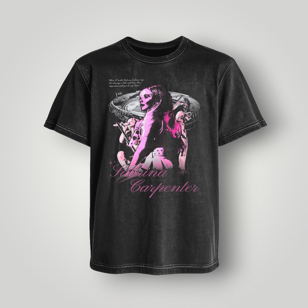 Polera Acid Wash Sabrina Carpenter - Oh My Merch Chile, merch de banda y streetwear musical