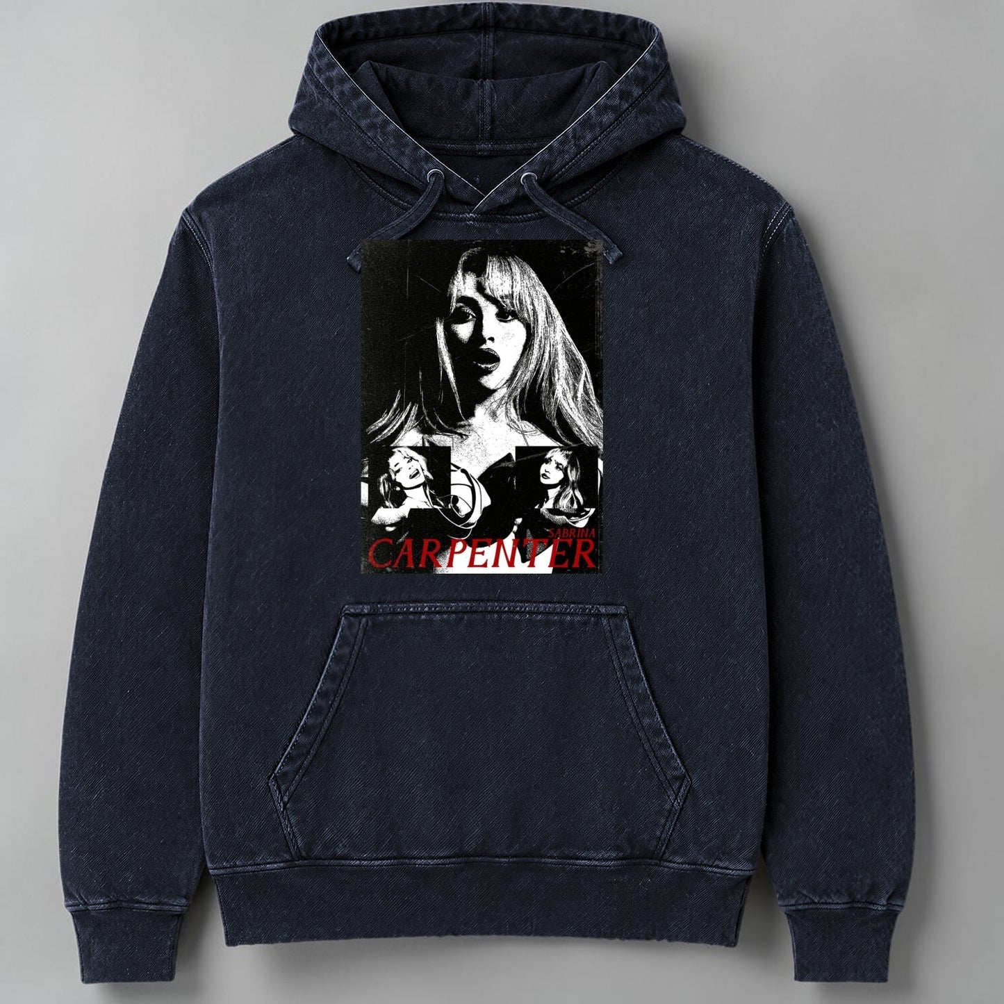 Polerón Canguro Acid Wash Sabrina Carpenter, detalle del estampado - Oh My Merch Chile