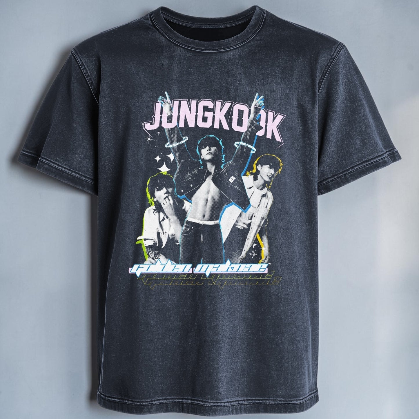 Polera Acid Wash Jungkook BTS, detalle del estampado - Oh My Merch Chile
