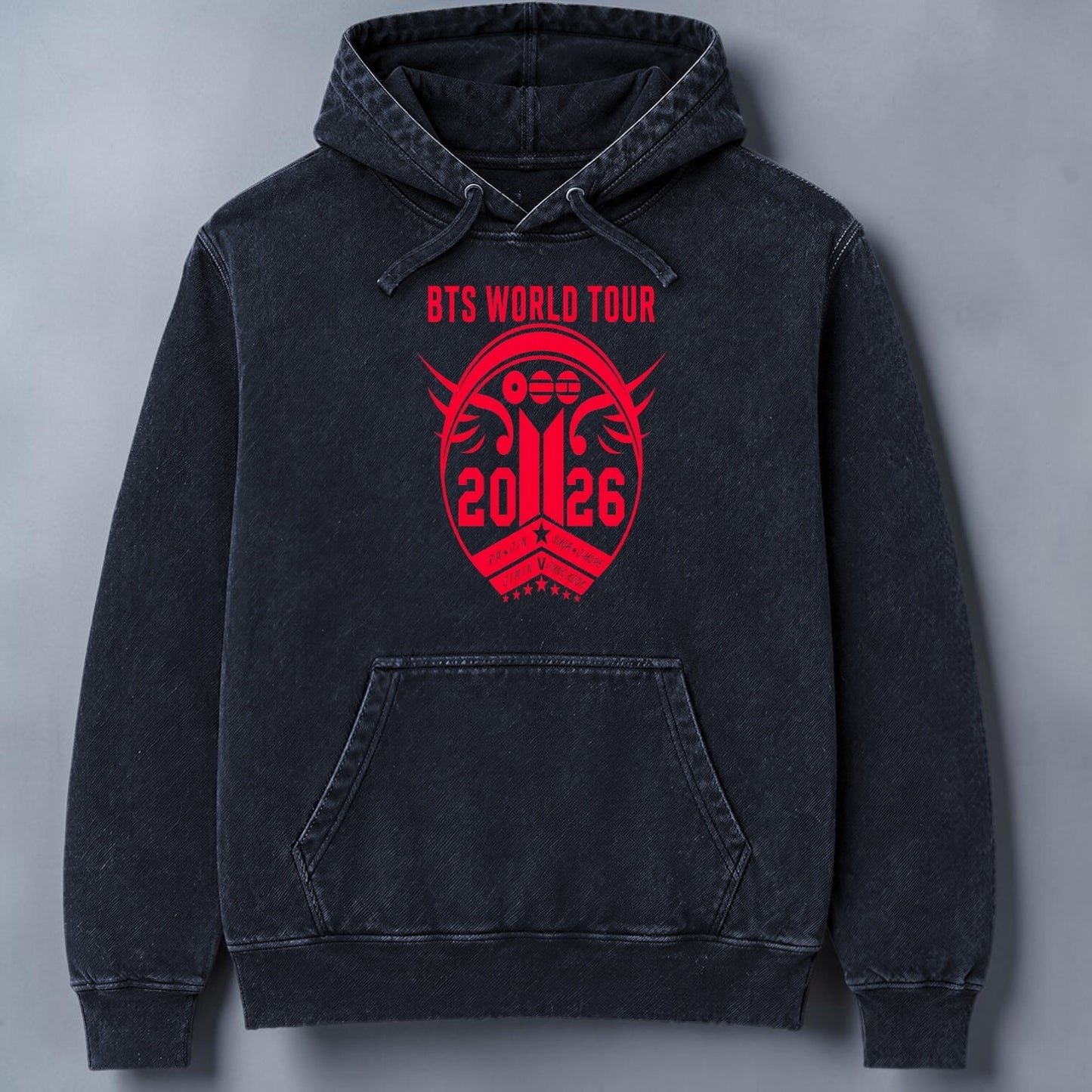 Polerón Canguro Acid Wash Escudo BTS Arirang World Tour, vista lateral - Oh My Merch Chile