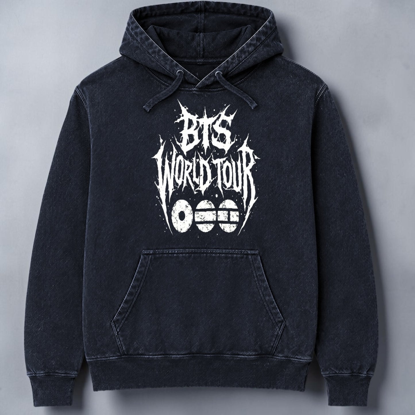 Polerón Canguro Acid Wash BTS World Tour Tribal, detalle del estampado - Oh My Merch Chile