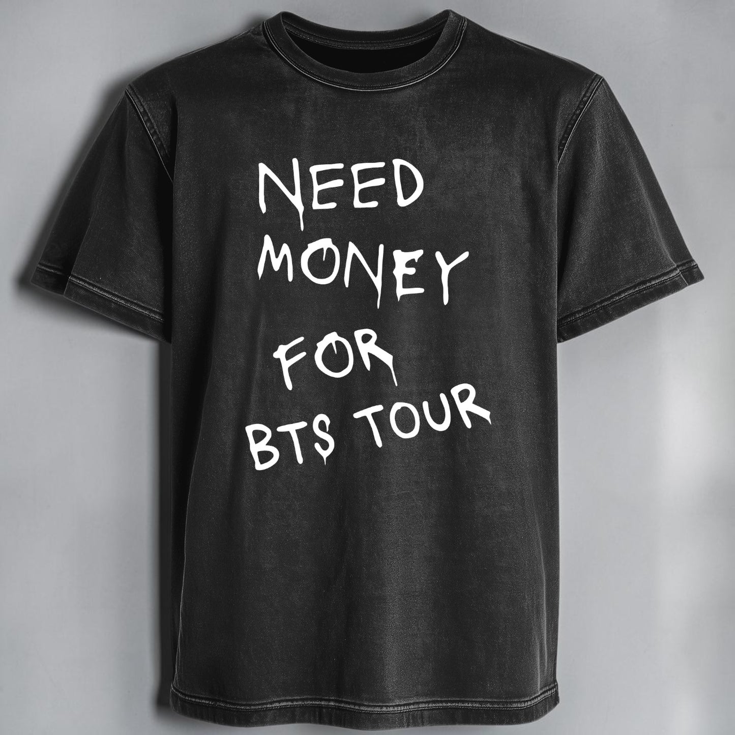 Polera Acid Wash Need Money For BTS Tour, vista frontal - Oh My Merch Chile