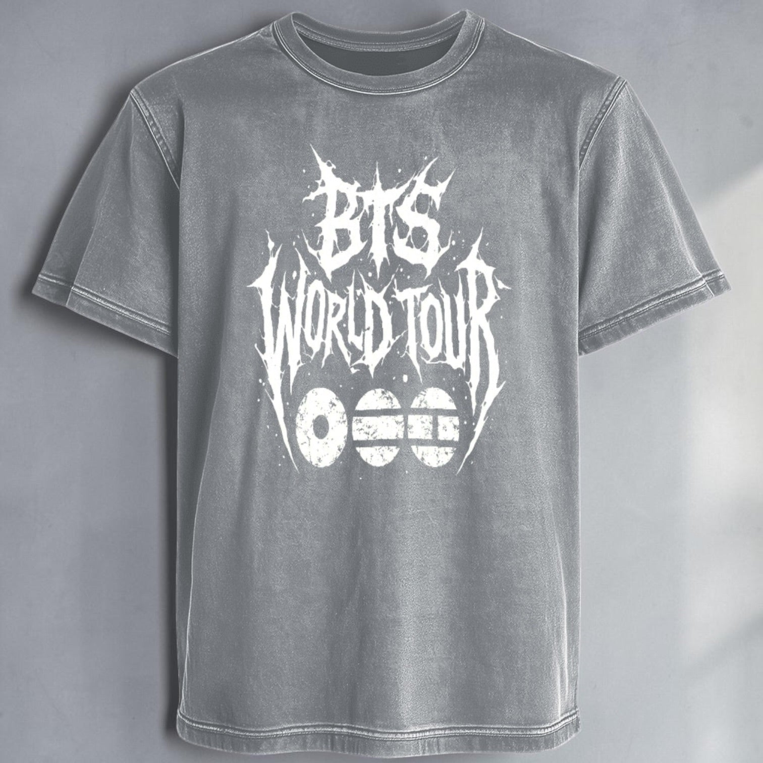 Polera Acid Wash BTS Arirang World Tour Tribal, detalle del estampado - Oh My Merch Chile