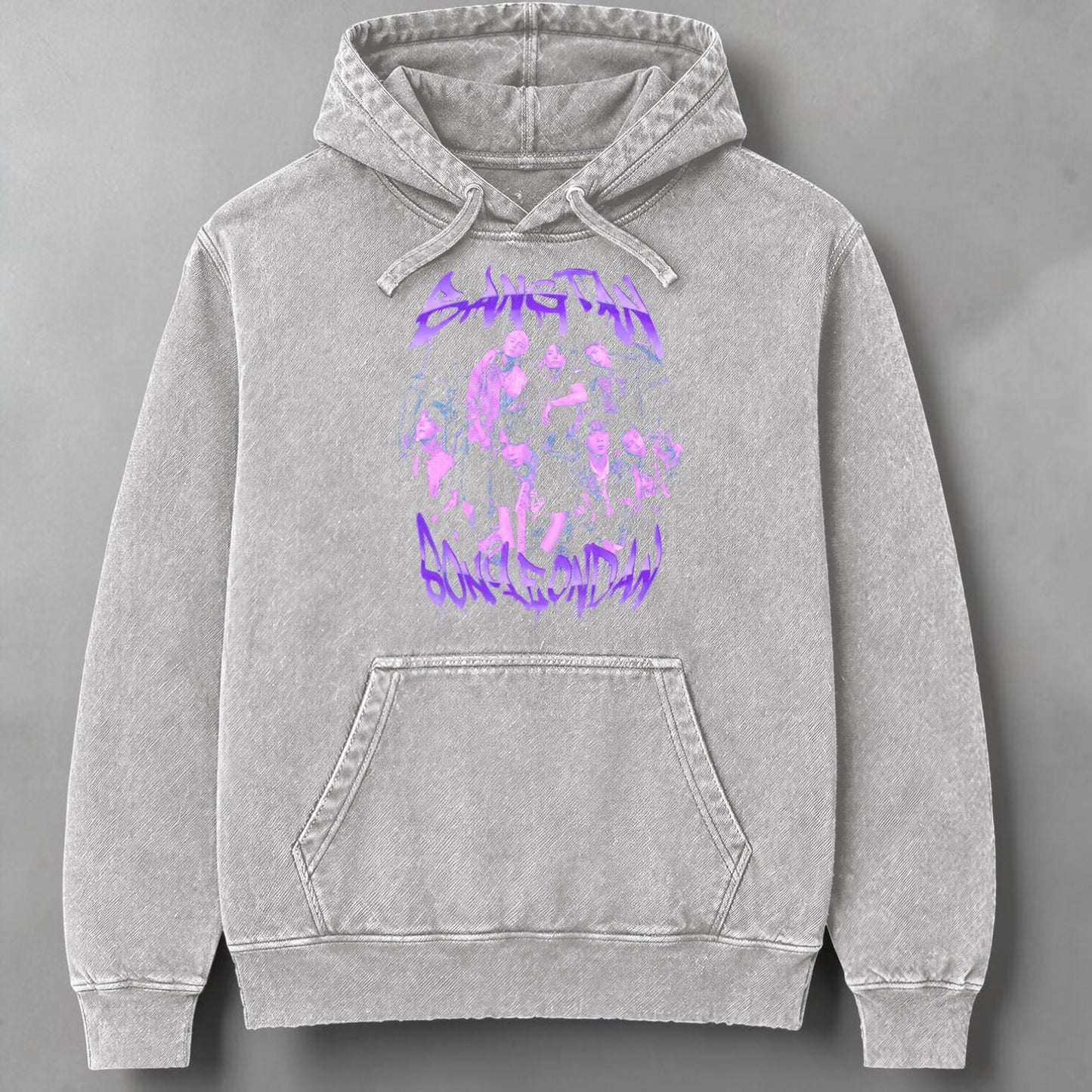 Polerón Canguro Acid Wash BTS Bangtan Sonyeondan, detalle del estampado - Oh My Merch Chile