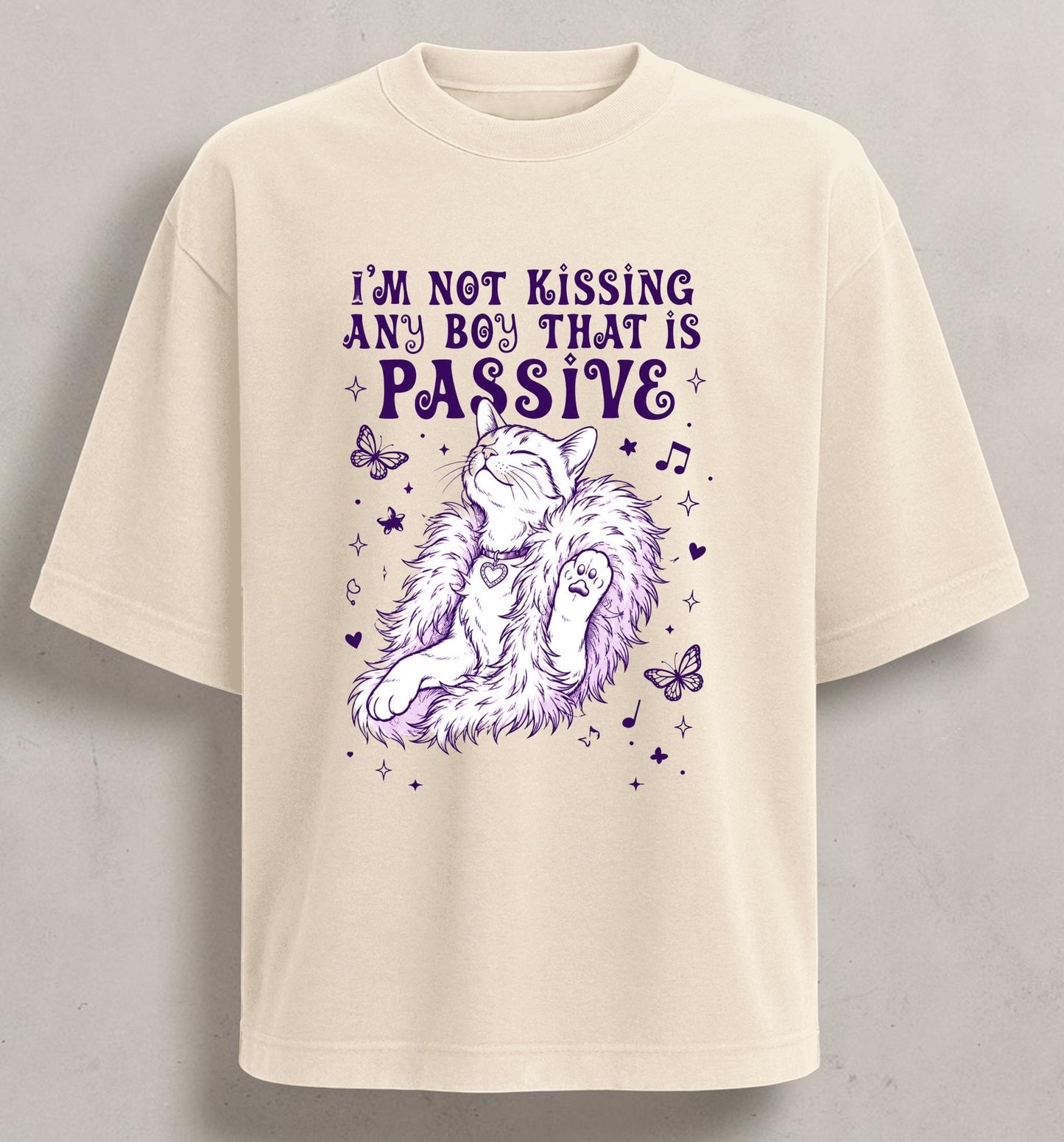 Polera "I'm Not Kissing Any Boy That Is Passive" - Olivia Rodrigo Cat Edition, vista lateral - Oh My Merch Chile