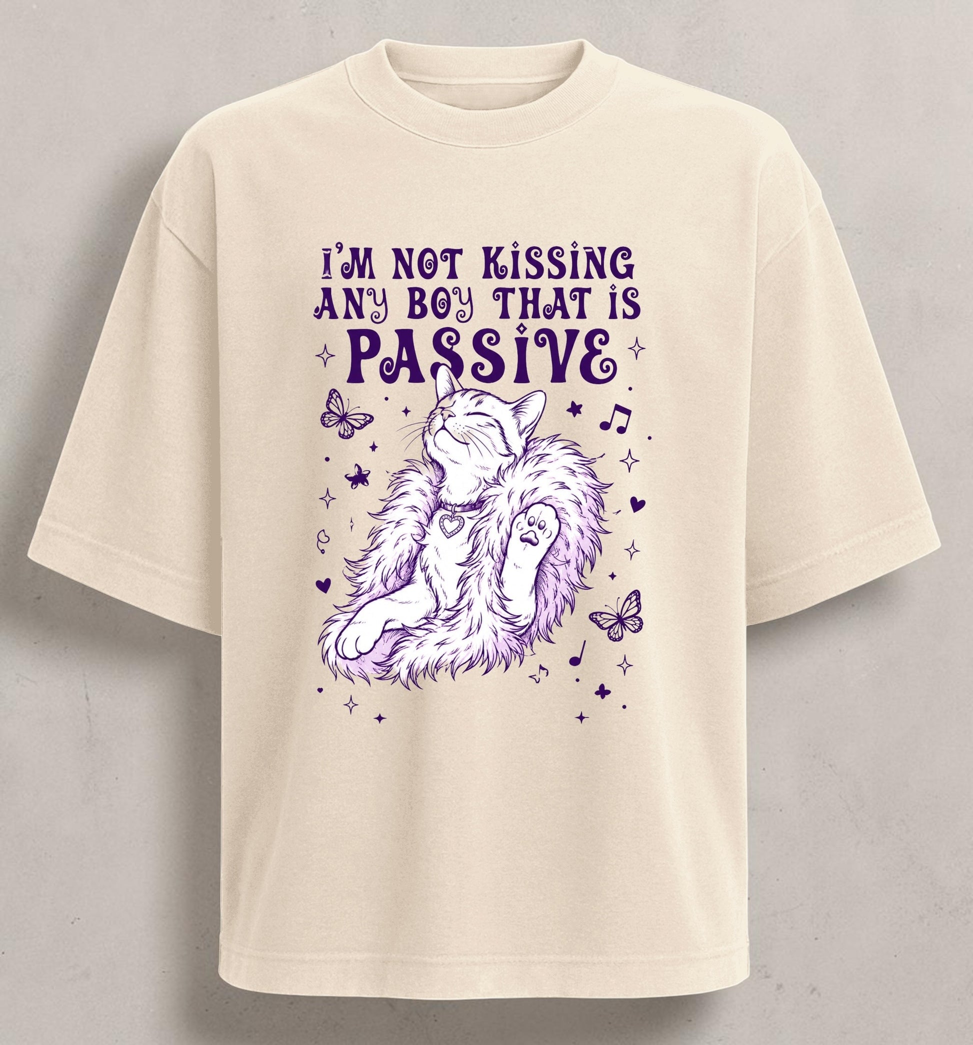 Polera "I'm Not Kissing Any Boy That Is Passive" - Olivia Rodrigo Cat Edition, vista lateral - Oh My Merch Chile