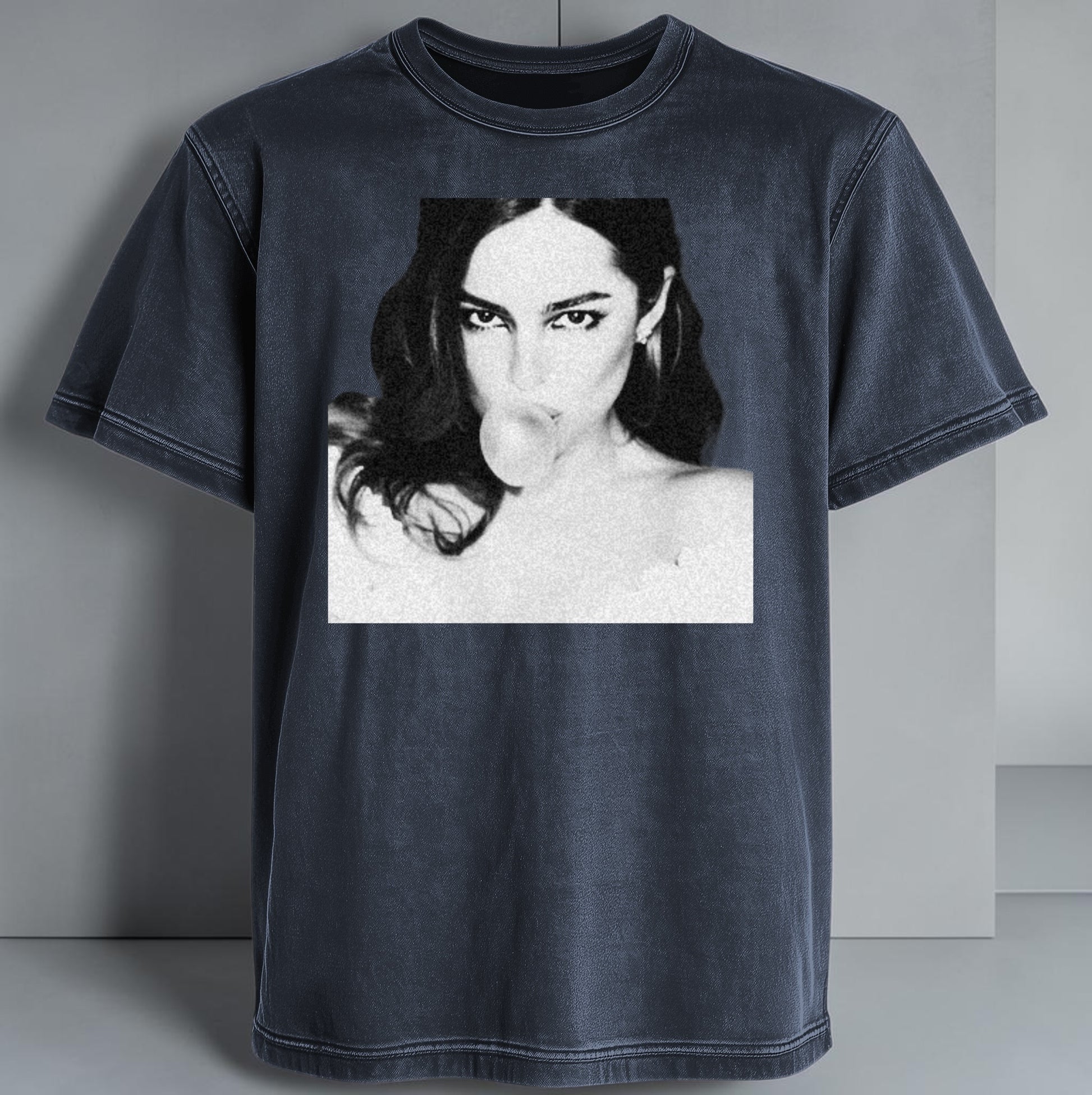 Polera Acid Wash AR - Addison Rae, detalle del estampado - Oh My Merch Chile