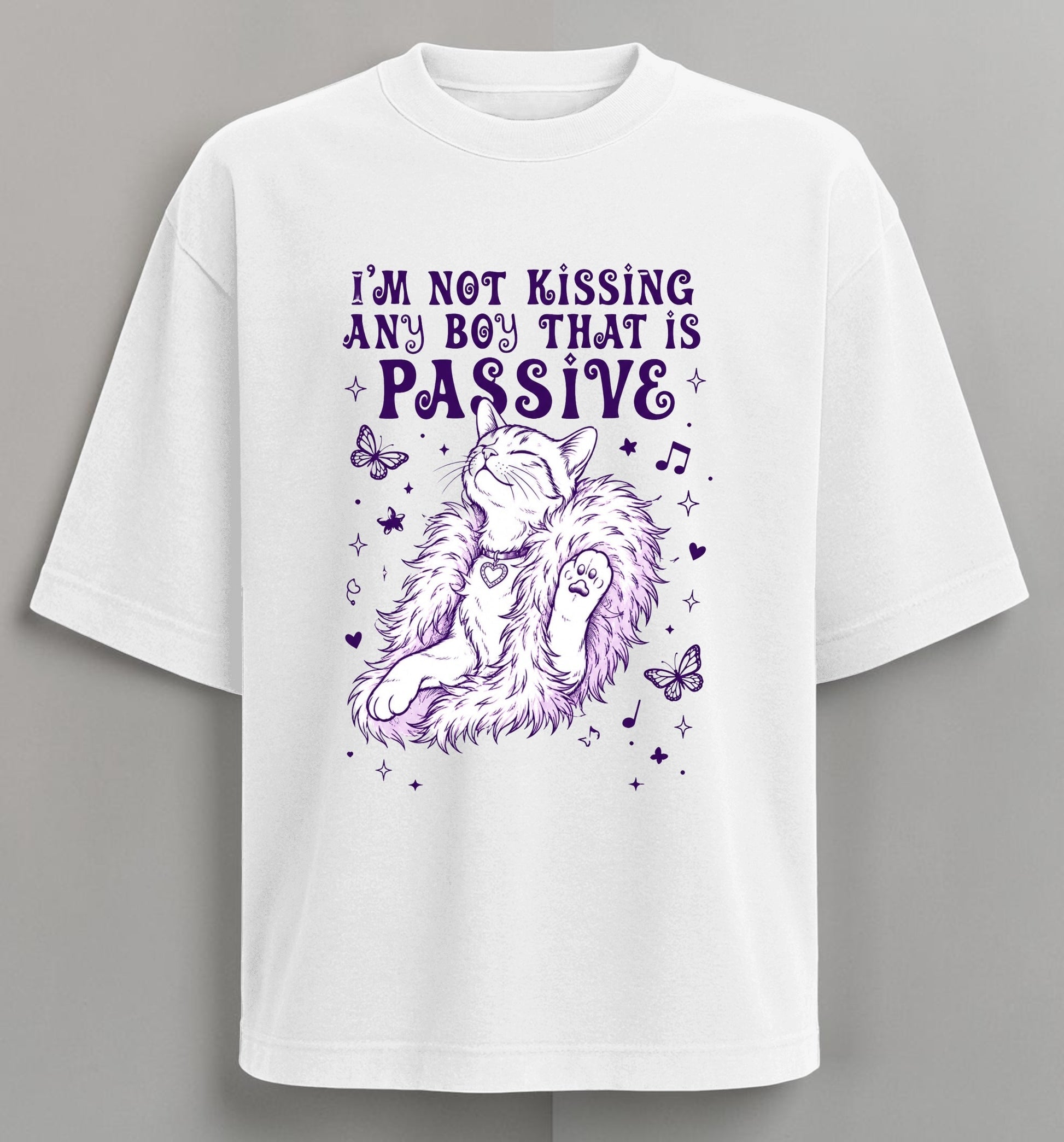 Polera "I'm Not Kissing Any Boy That Is Passive" - Olivia Rodrigo Cat Edition, detalle del estampado - Oh My Merch Chile