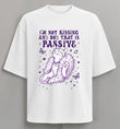 Polera "I'm Not Kissing Any Boy That Is Passive" - Olivia Rodrigo Cat Edition, detalle del estampado - Oh My Merch Chile