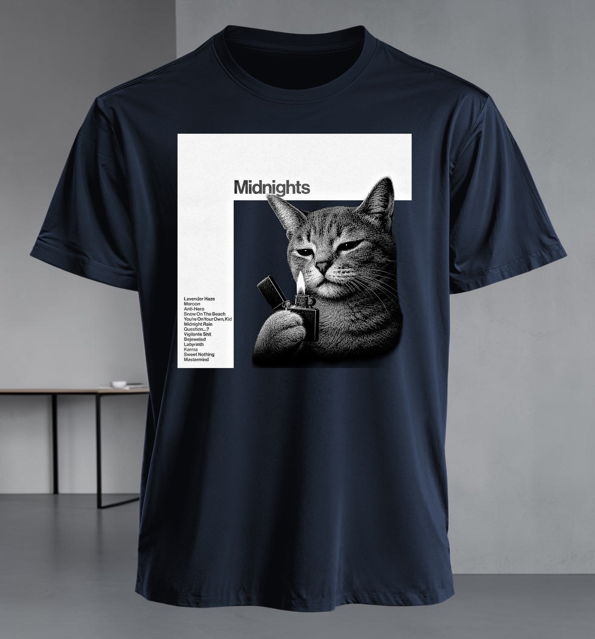 Polera Midnights Cat Edition - Taylor Swift, detalle del estampado - Oh My Merch Chile