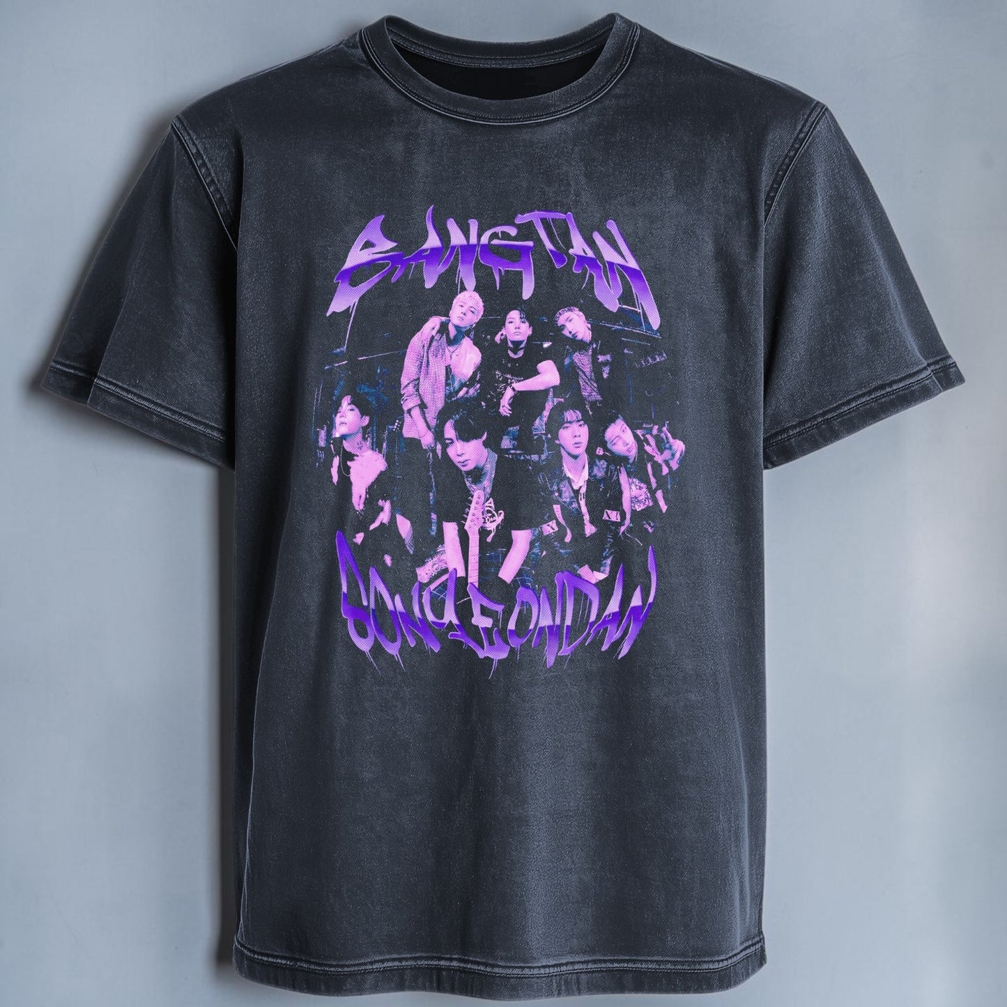 Polera Acid Wash BTS Bangtan Sonyeondan, detalle del estampado - Oh My Merch Chile