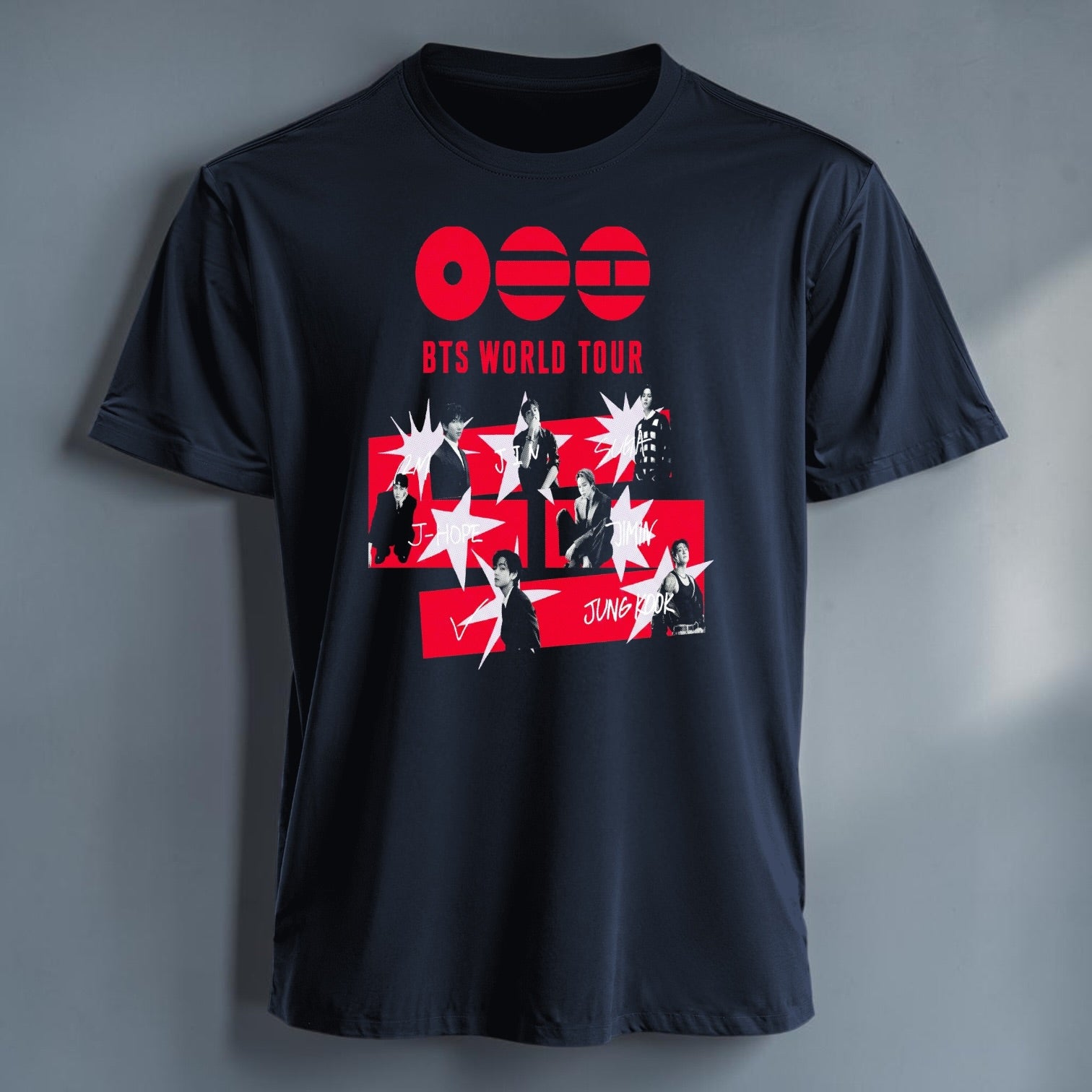 Polera Polo BTS World Tour, detalle del estampado - Oh My Merch Chile