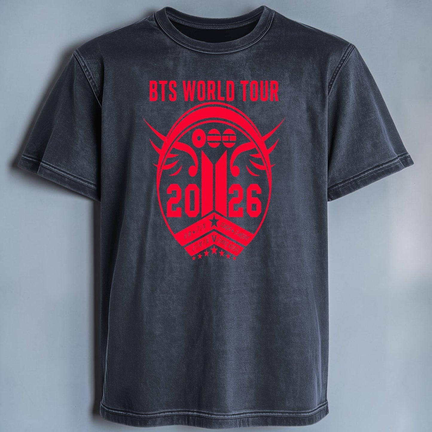 Polera Acid Wash Escudo BTS Arirang World Tour, detalle del estampado - Oh My Merch Chile