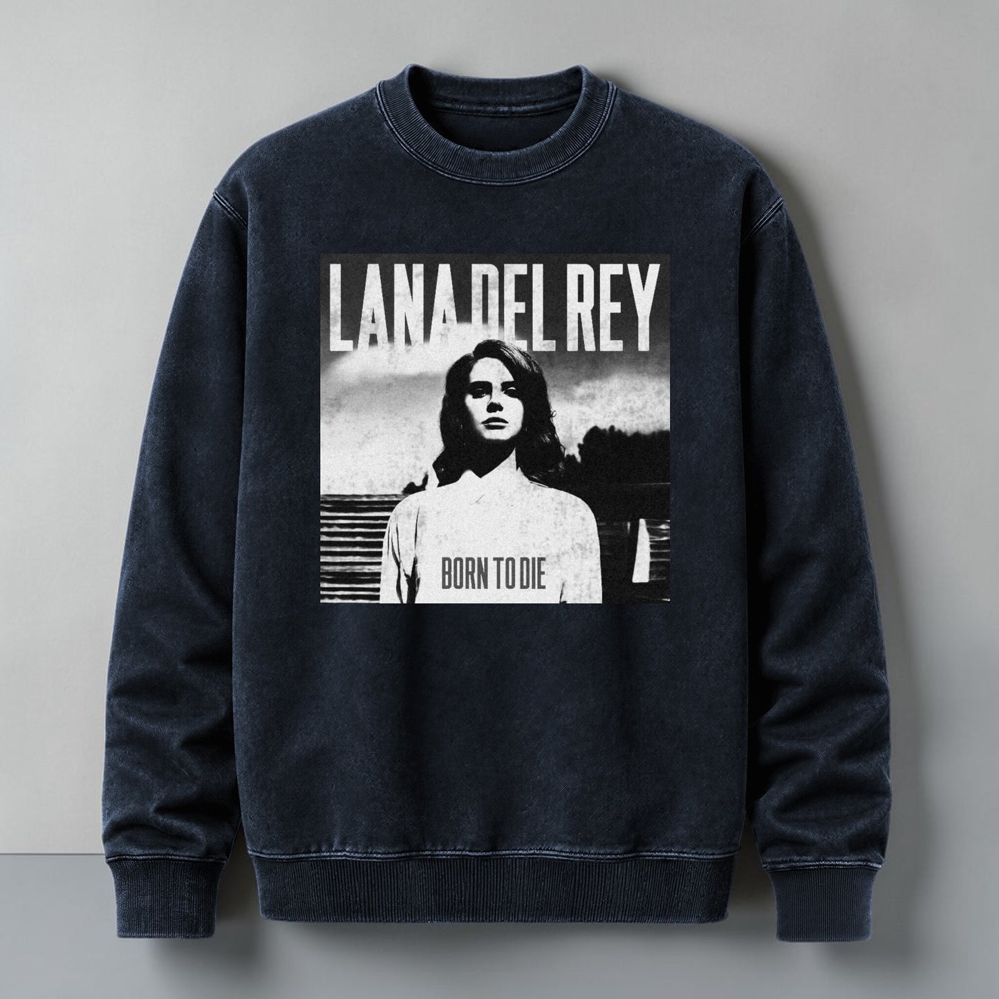 Polerón Polo Acid Wash Born To Die - Lana Del Rey, detalle del estampado - Oh My Merch Chile
