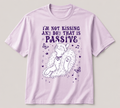 Polera rosa pastel "I'm Not Kissing Any Boy That Is Passive" - Olivia Rodrigo Cat Edition