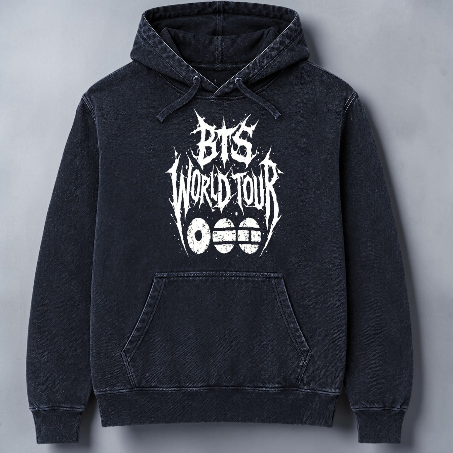 Polerón Canguro Acid Wash BTS World Tour Tribal, detalle del estampado - Oh My Merch Chile
