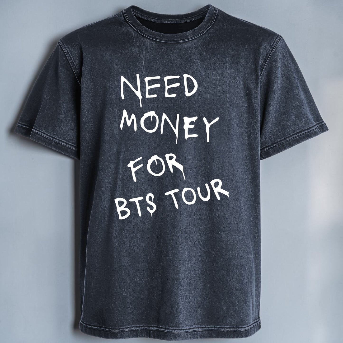 Polera Acid Wash Need Money For BTS Tour, detalle del estampado - Oh My Merch Chile
