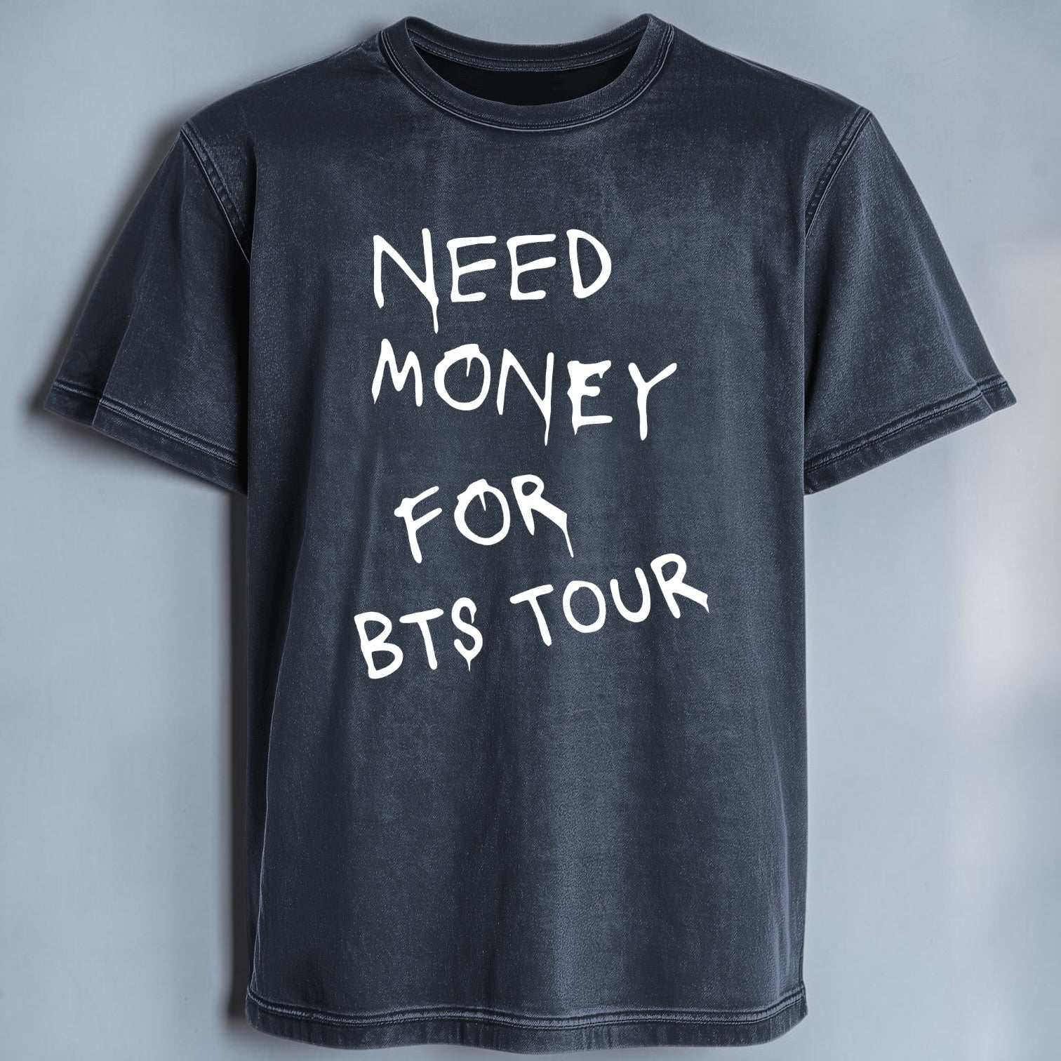 Polera Acid Wash Need Money For BTS Tour, detalle del estampado - Oh My Merch Chile