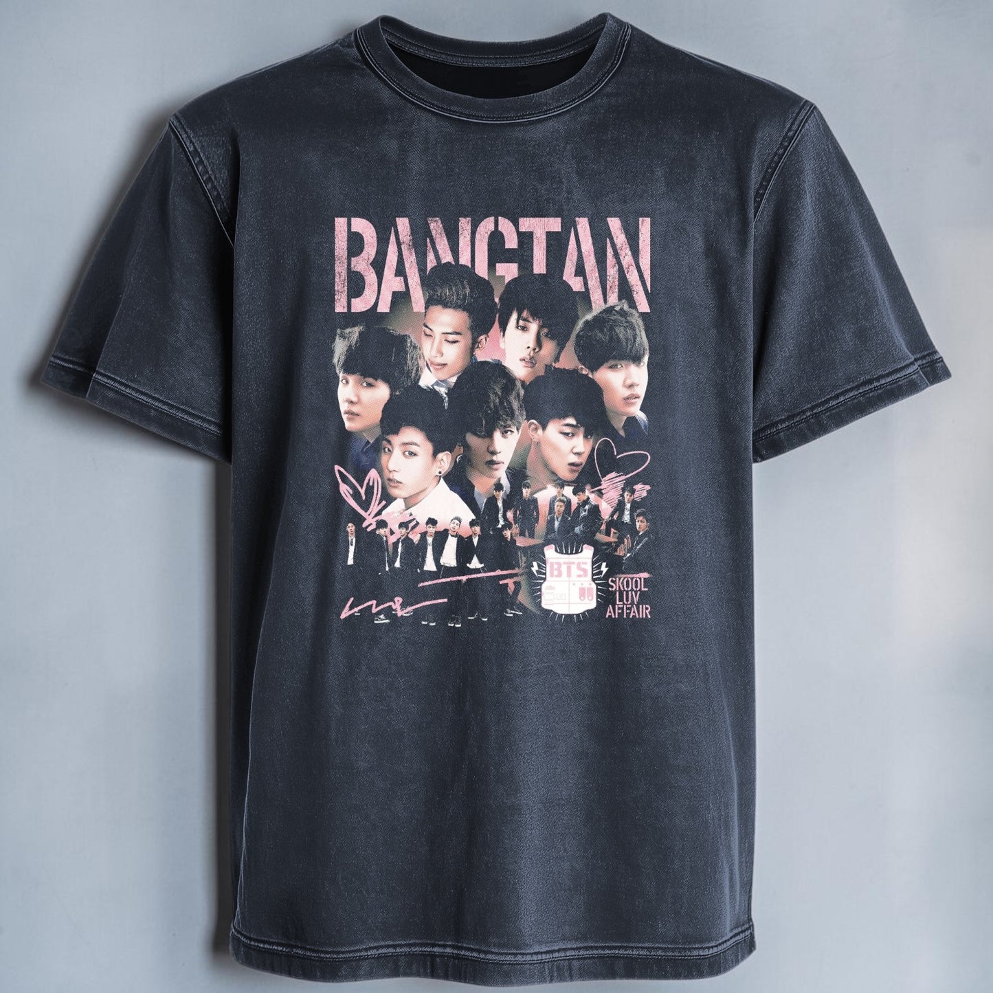 Polera Acid Wash Bangtan (BTS), detalle del estampado - Oh My Merch Chile