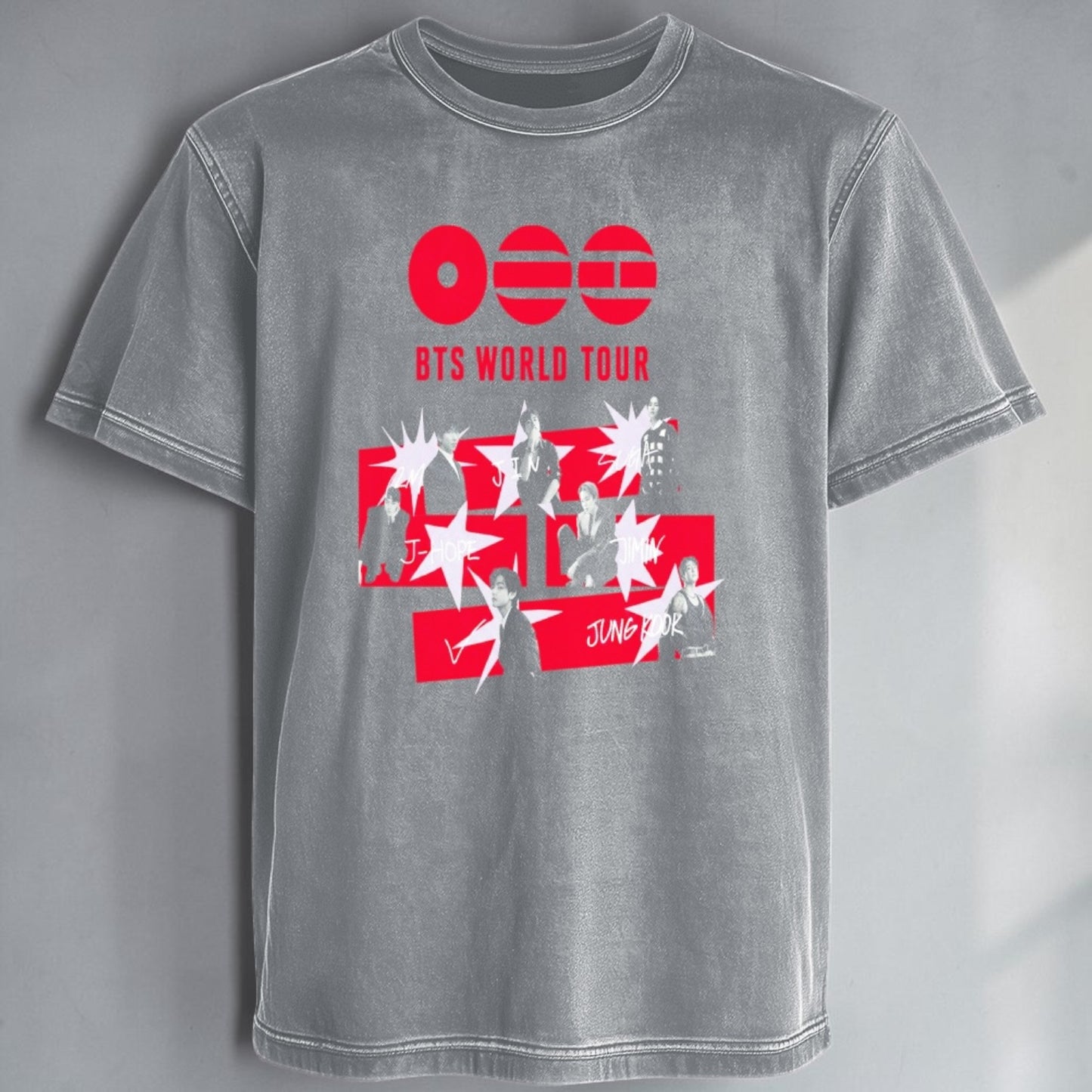Polera Acid Wash BTS World Tour, detalle del estampado - Oh My Merch Chile